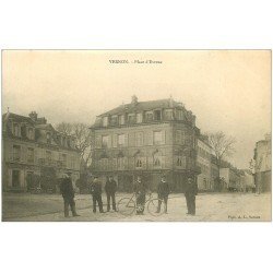 carte postale ancienne 27 VERNON. Ouvriers et Hôtel Place d'Evreux