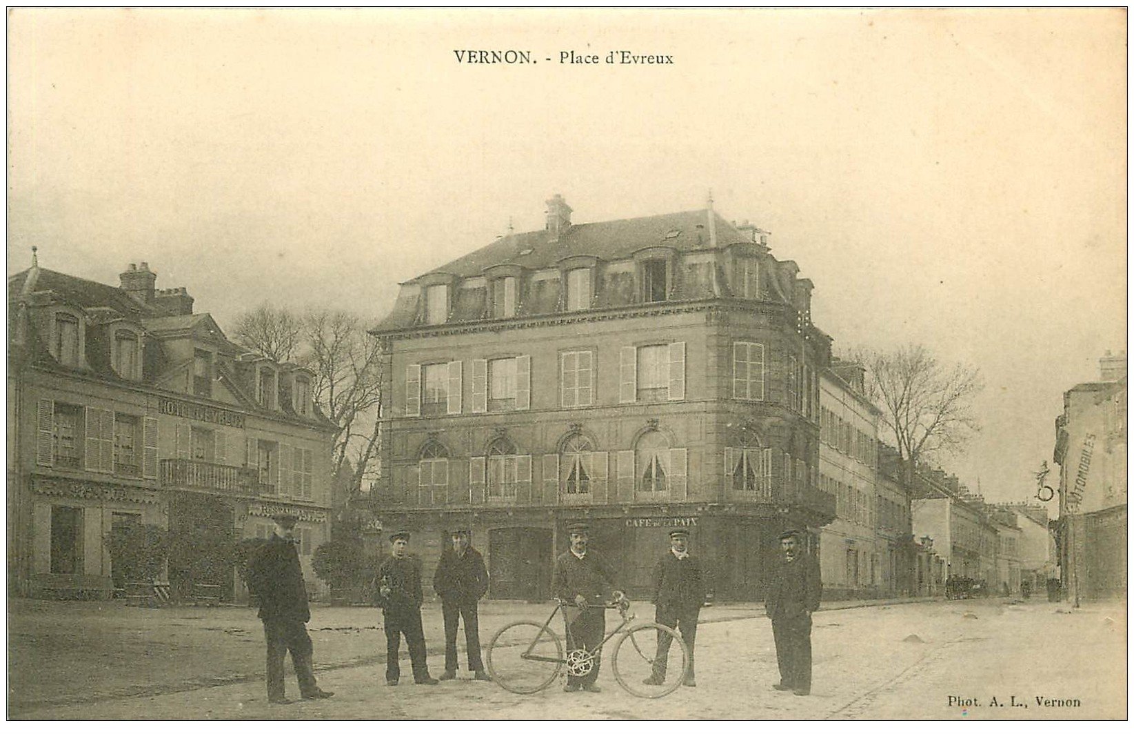 27 VERNON. Ouvriers et Hôtel Place d'Evreux