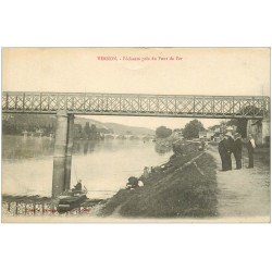 carte postale ancienne 27 VERNON. Pêcheurs près du Pont de Fer 1918