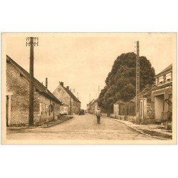 carte postale ancienne 27 VILLIERS-EN-DESOEUVRE. Voiture Route de Vernon