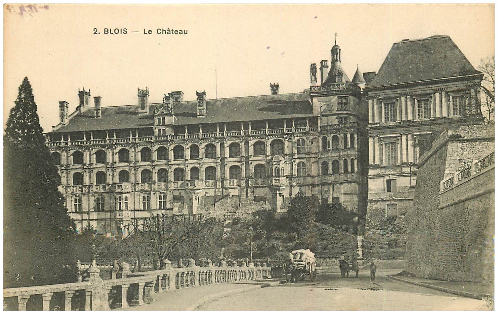 carte postale ancienne 41 BLOIS. Château. Façade et Attelage