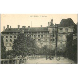 carte postale ancienne 41 BLOIS. Château. Façade et promeneurs 2