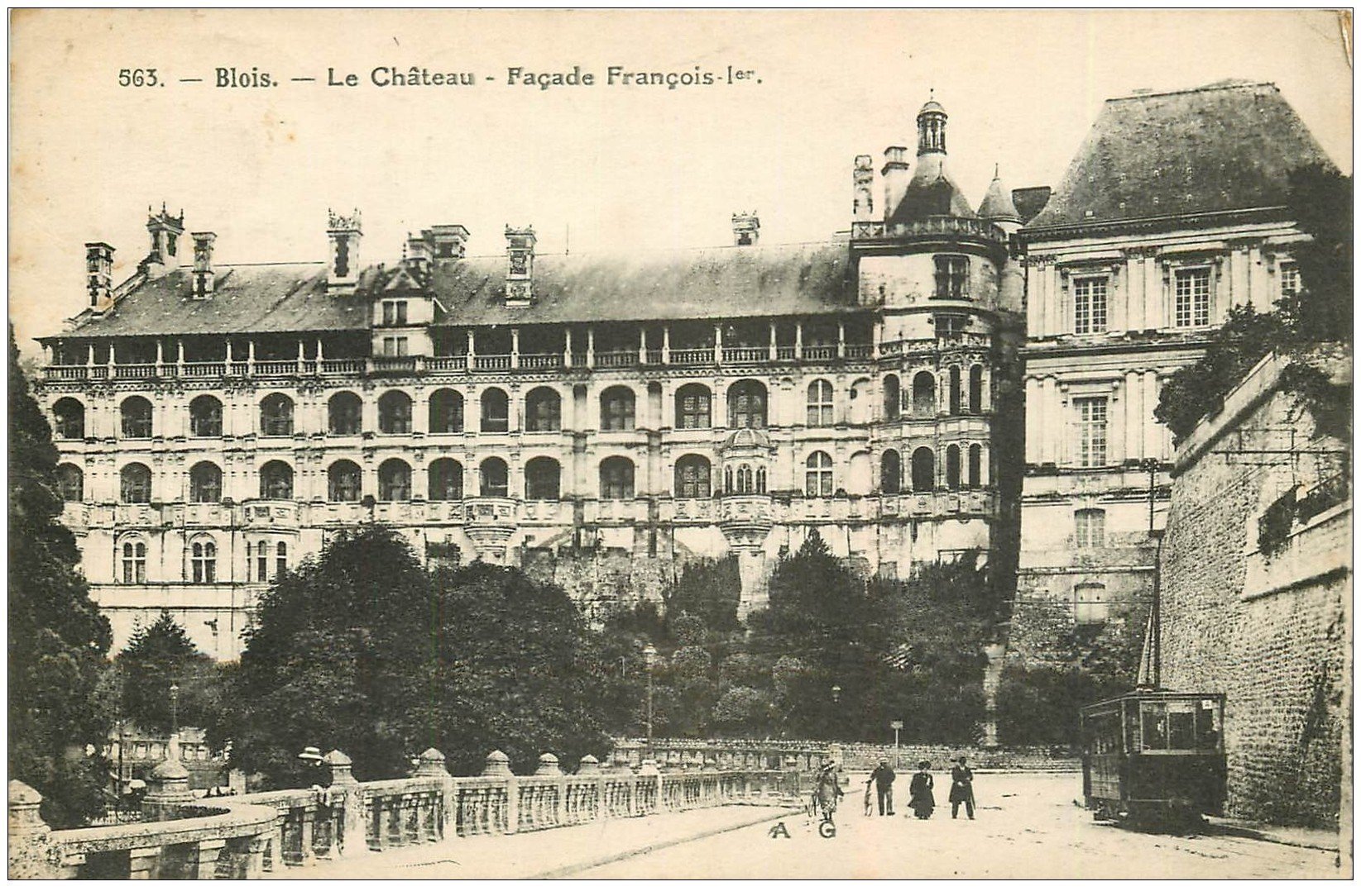 carte postale ancienne 41 BLOIS. Château. Façade et Tramway 1932