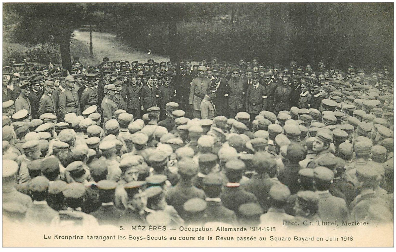 carte postale ancienne 08 MEZIERES. Le Kronprinz et Boys-Scouts Square Bayard en 1918