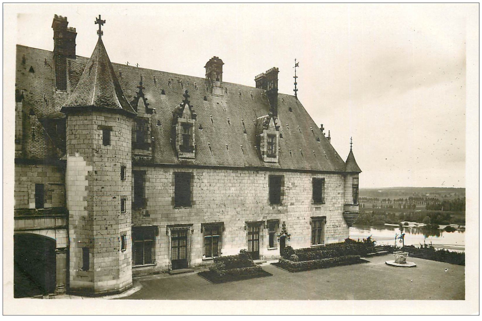 carte postale ancienne 41 CHAUMONT-SUR-LOIRE. Château Cour