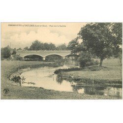 carte postale ancienne 41 PIERREFITTE-SUR-SAULDRE. Pêcheur près du Pont 1910