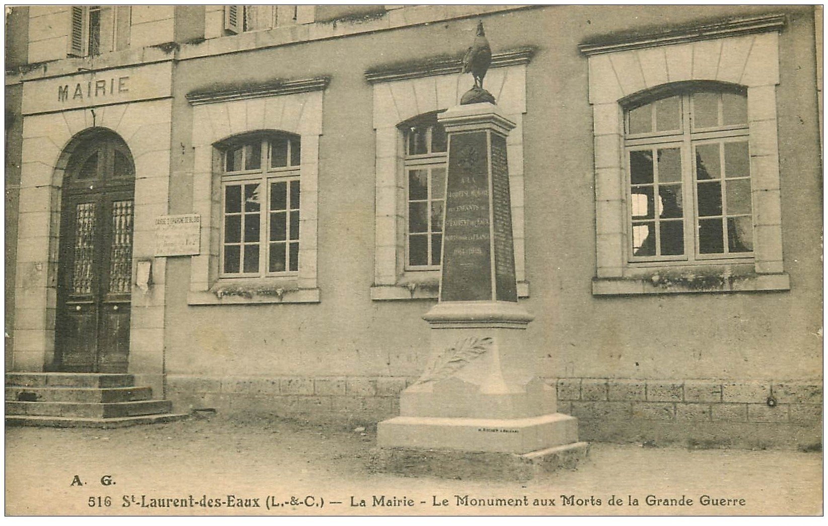 carte postale ancienne 41 SAINT-LAURENT-DES-EAUX. La Mairie Monument aux Morts 1924