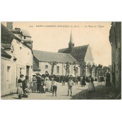 carte postale ancienne 41 SAINT-LAURENT-DES-EAUX. Place de l'Eglise grosse animation
