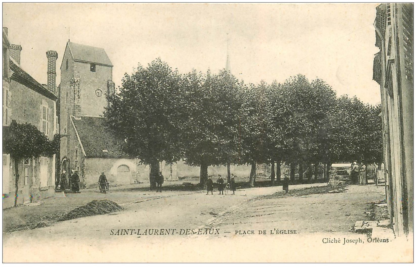 carte postale ancienne 41 SAINT-LAURENT-DES-EAUX. Place de l'Eglise vers 1900