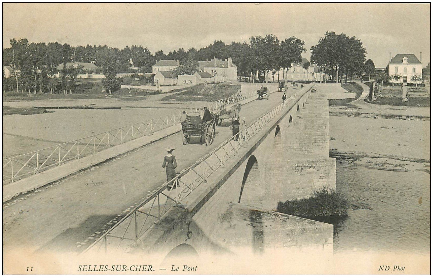 carte postale ancienne 41 SELLES-SUR-CHER. Le Pont 1909