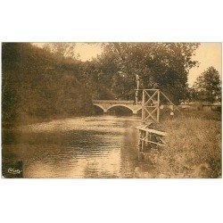carte postale ancienne 41 THORE-LA-ROCHETTE. Baignade et Plongeoir sur le Loir