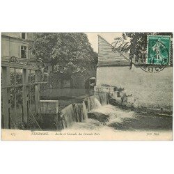 carte postale ancienne 41 VENDOME. Personnage sur écluses. Arche et Cascade des Grands Prés 1911