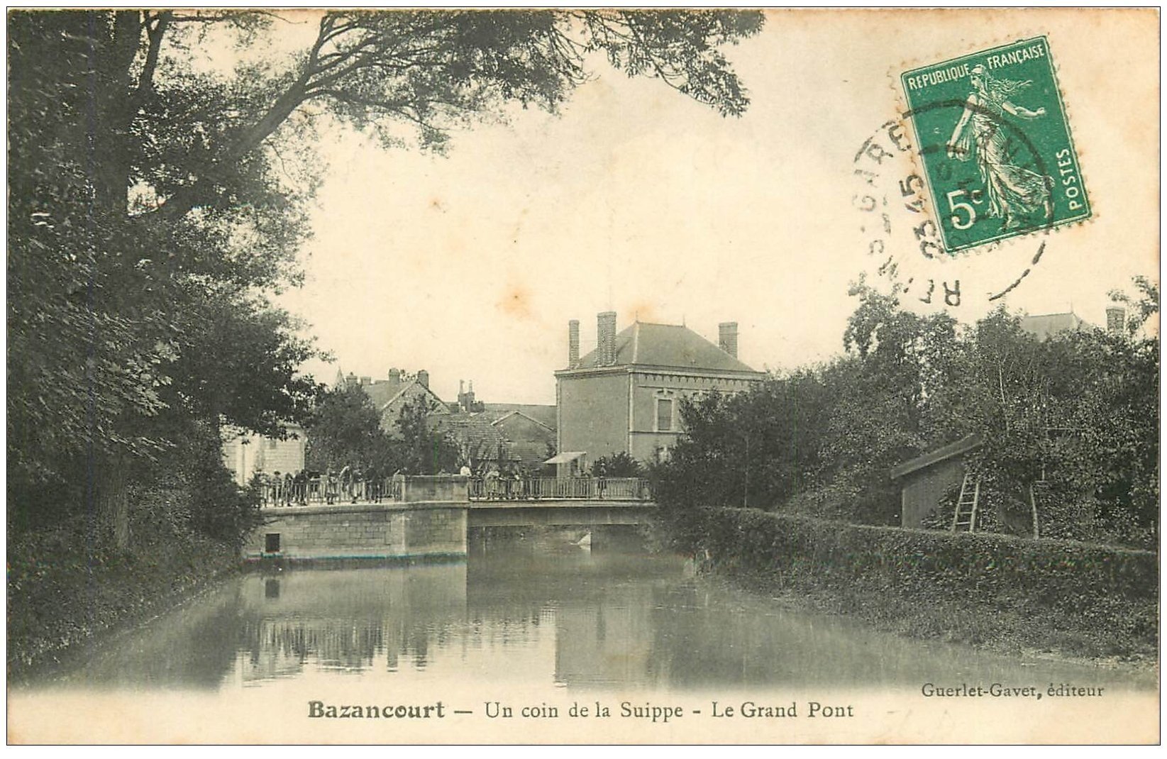 carte postale ancienne 51 BAZANCOURT. Animation sur Grand Pont. Timbre Taxe vers 1910