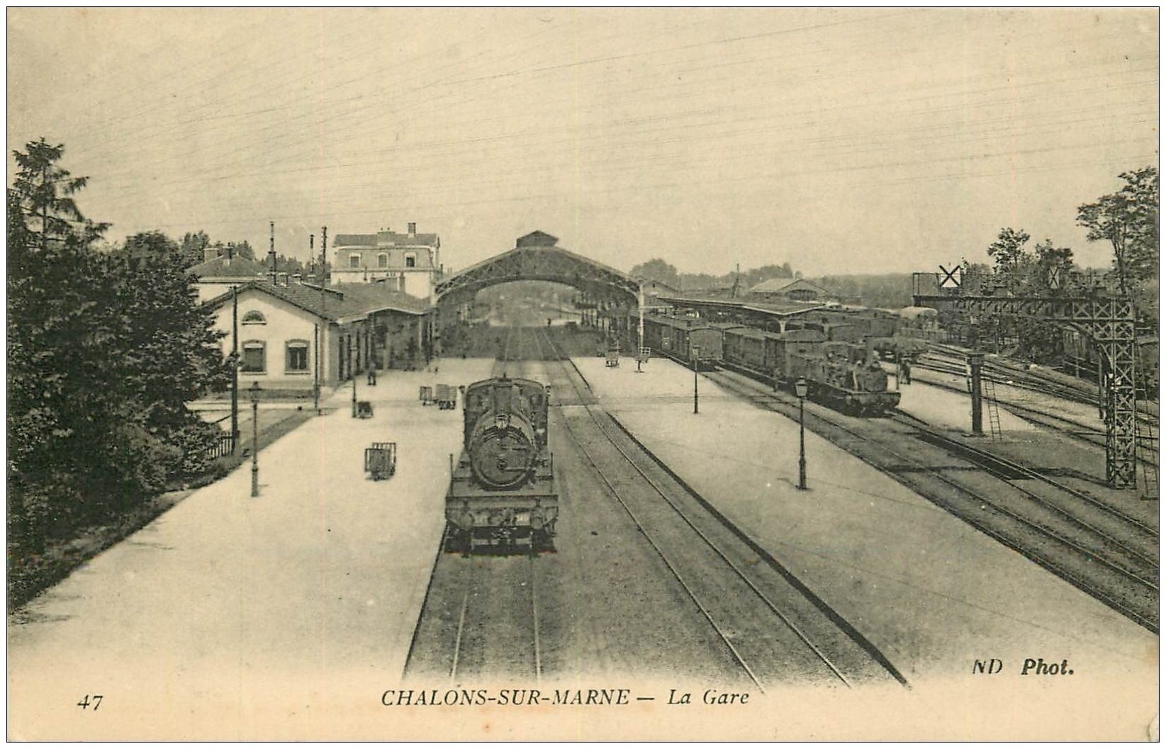 51 CHALONS-SUR-MARNE. La Gare 1915 Trains et Locomotive