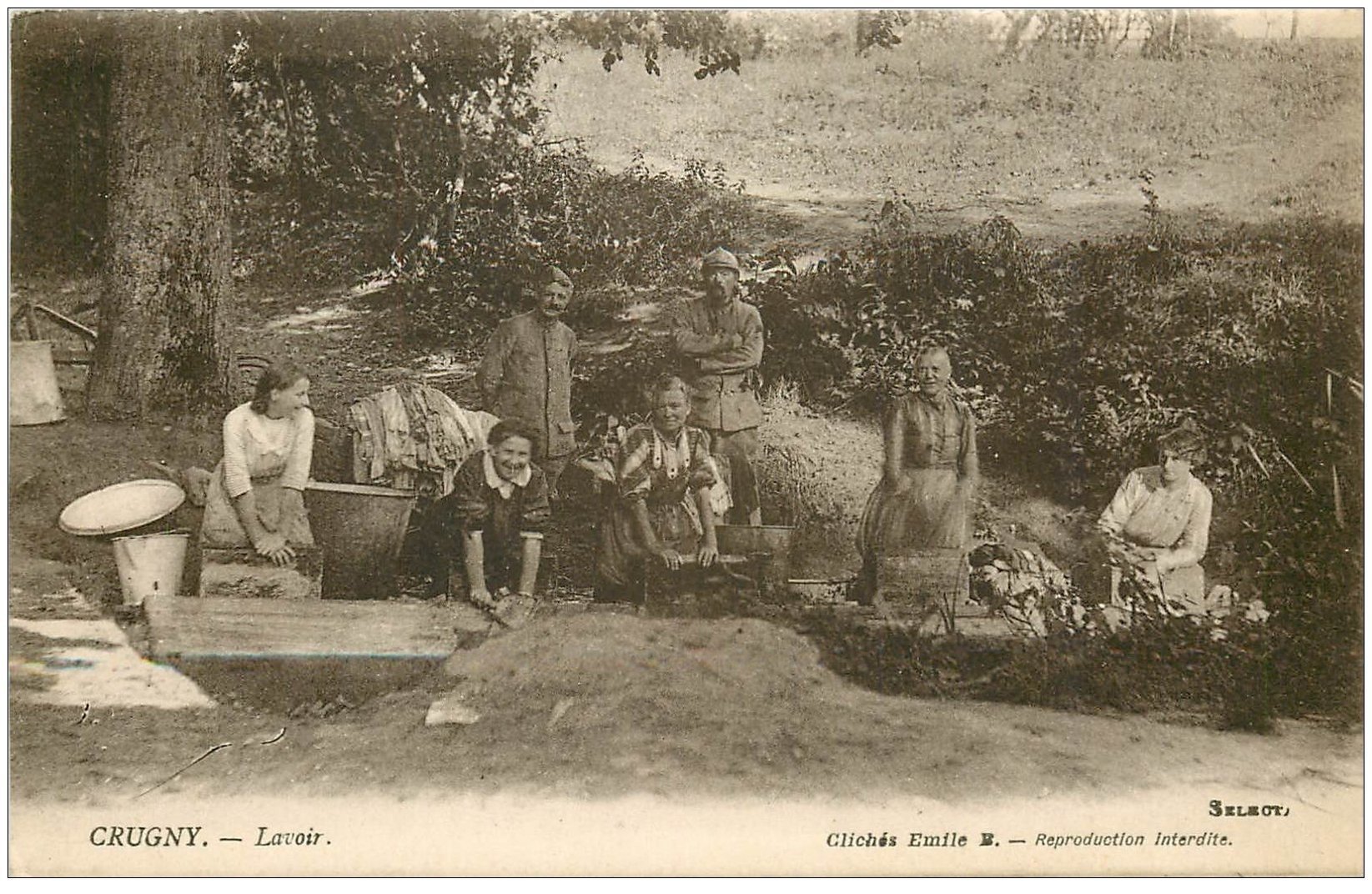 51 CRUGNY. Lavandières Laveuses au Lavoir