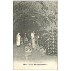 carte postale ancienne 51 EPERNAY. Champagne Caves Gauthier. Mise en tas des bouteilles