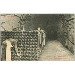 carte postale ancienne 51 EPERNAY. Champagne Pol Roger. Le Remuage travail du Vin 1908