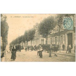 carte postale ancienne 51 EPERNAY. Ouvriers à la sortie des Caves 1906