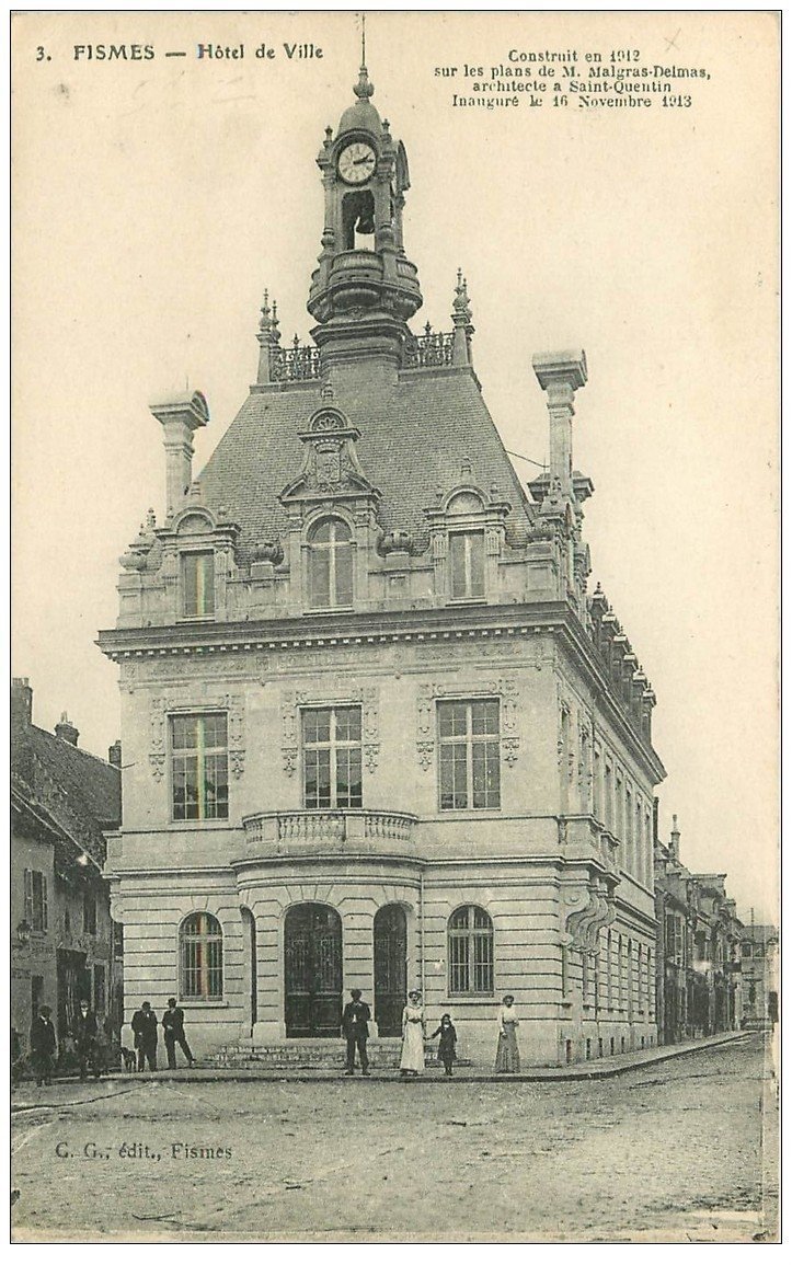 carte postale ancienne 51 FISMES. Hôtel de Ville 1918 animation