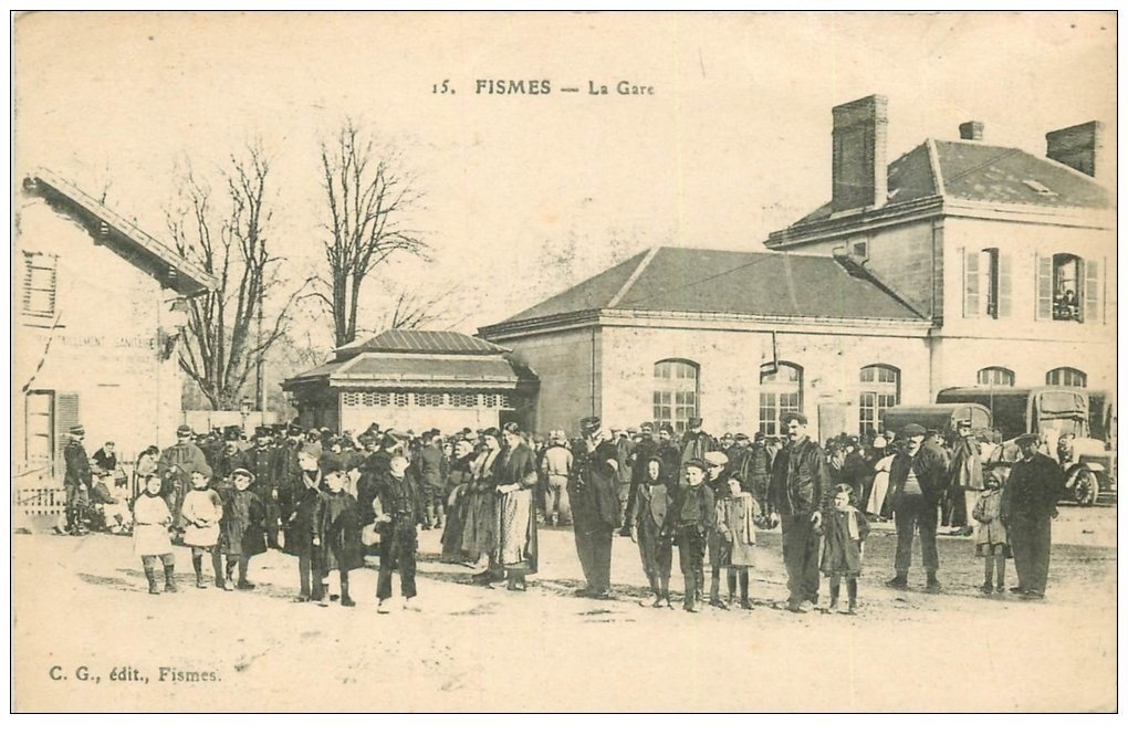 51 FISMES. La Gare bien animée 1915