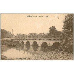 carte postale ancienne 51 FISMES. Le Pont de l'Ardre animation