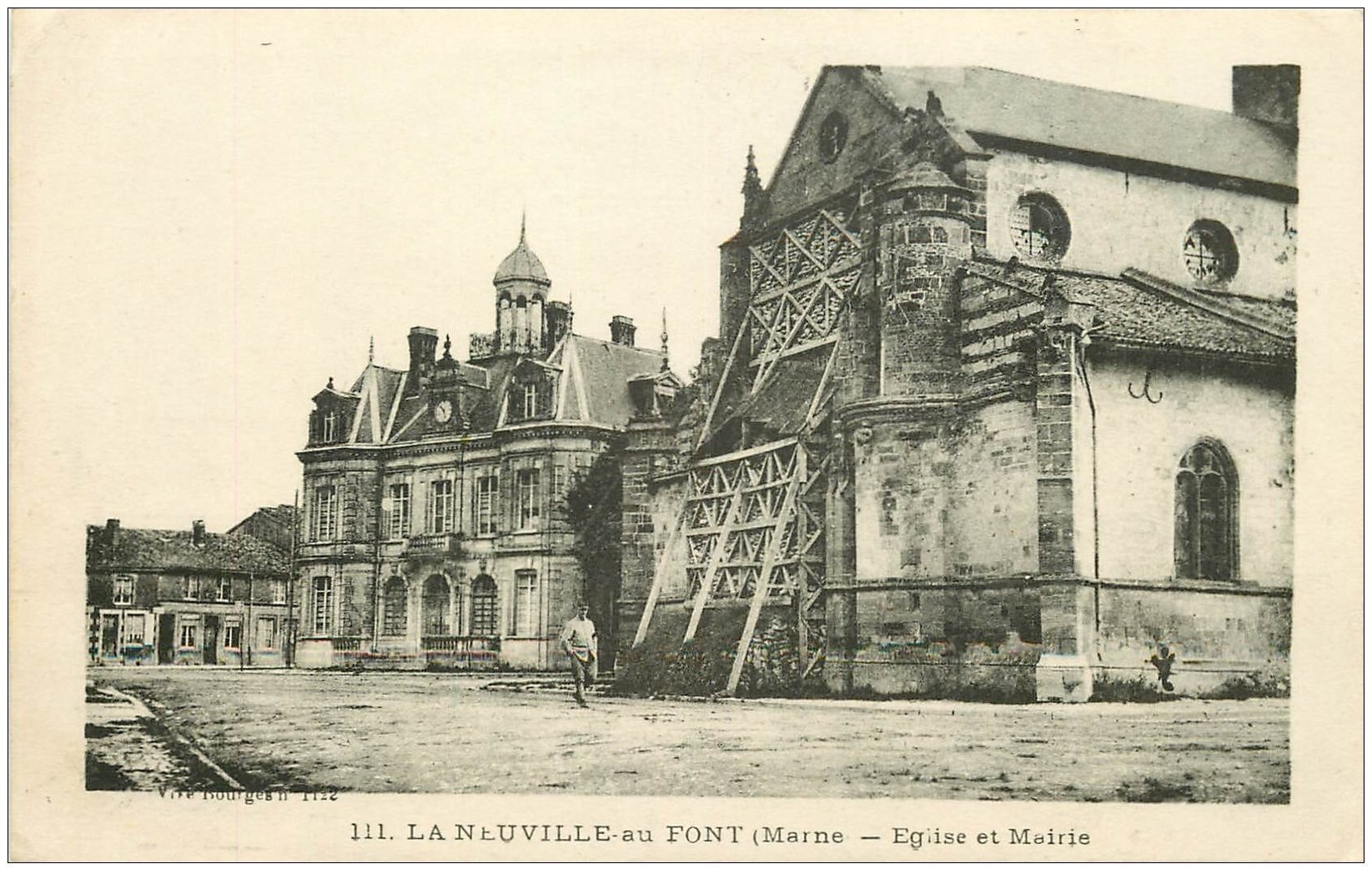 carte postale ancienne 51 LA NEUVILLE AU FONT. Eglise et Mairie 1918