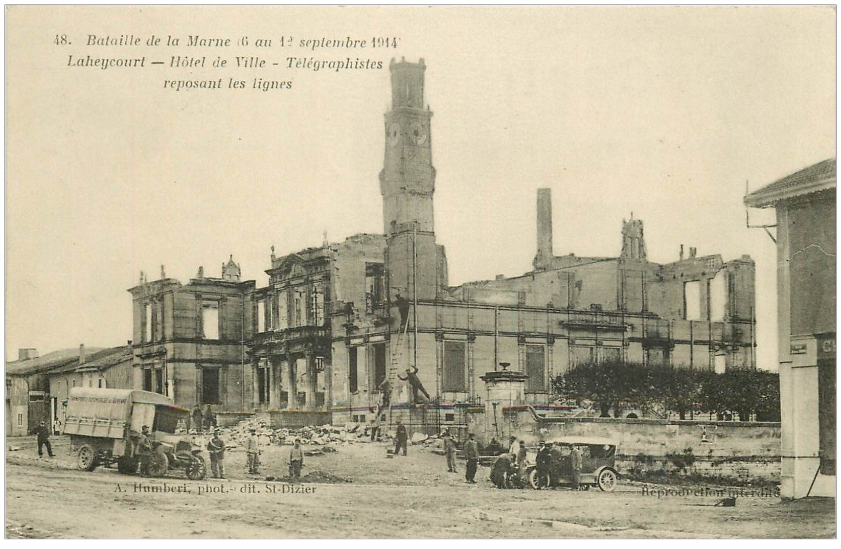 carte postale ancienne 51 LAHEYCOURT. Télégraphistes reposant les lignes Hôtel de Ville 1915