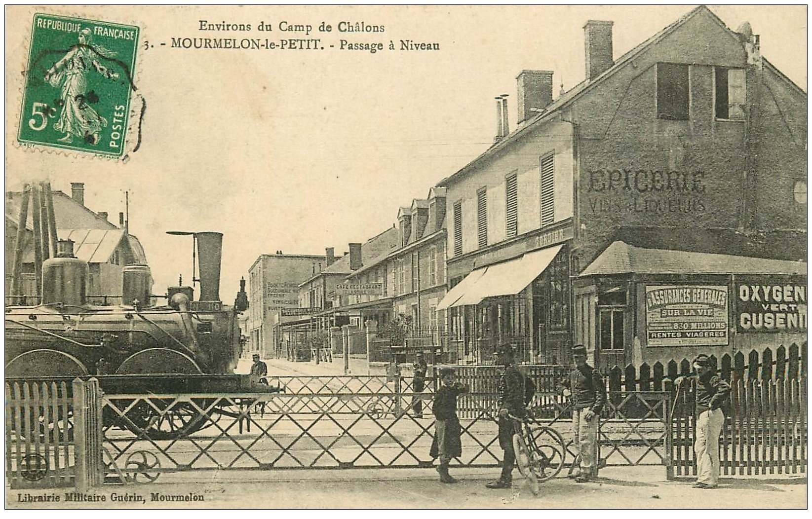 carte postale ancienne 51 MOURMELON-LE-PETIT. Locomotive à vapeur au Passage à niveau 1914 Epicerie