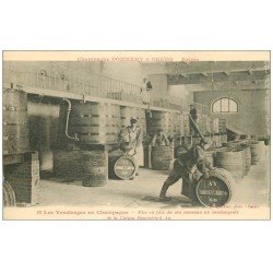 carte postale ancienne 51 REIMS. Caves Champagne Pommery. Mise en fûts du vin au vendangeoir