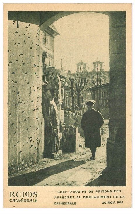 carte postale ancienne 51 REIMS. Chef Equipe au déblaiement Cathédrale