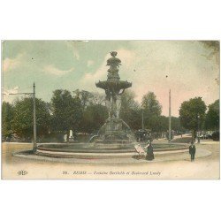 carte postale ancienne 51 REIMS. Fontaine Bartholdi Boulevard Lundy 1916 Femme et landau