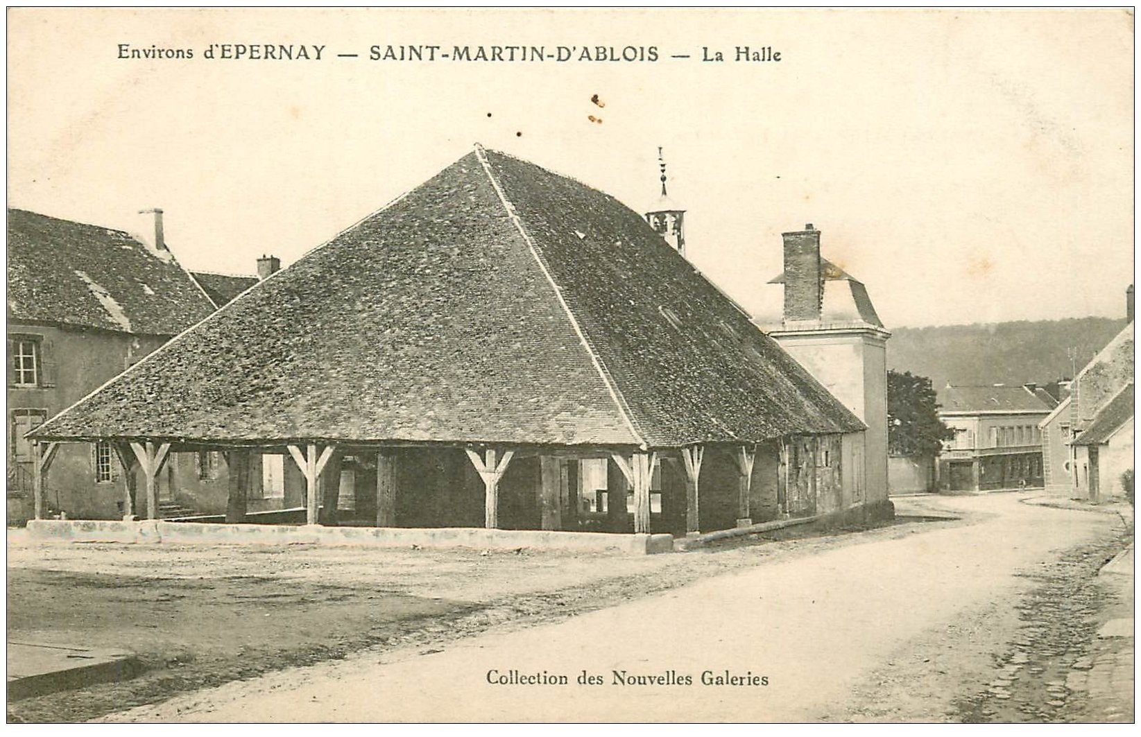 carte postale ancienne 51 SAINT-MARTIN-D'ABLOIS. La Halle