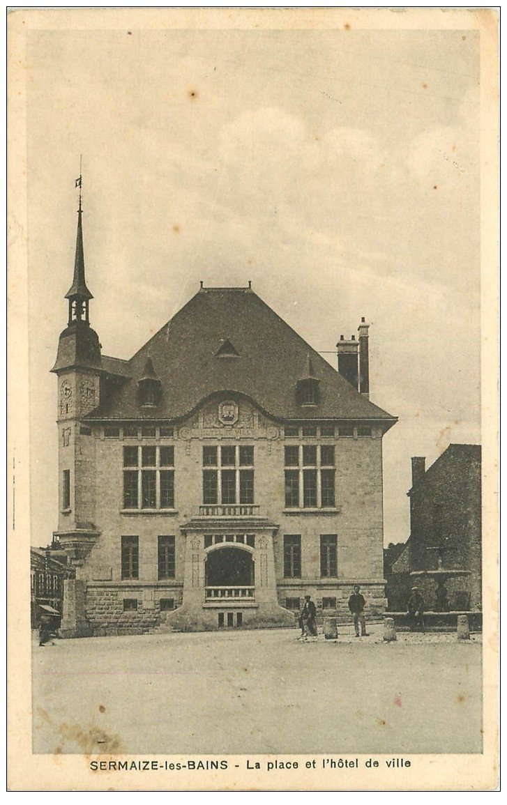 carte postale ancienne 51 SERMAIZE-LES-BAINS. Place Hôtel de Ville
