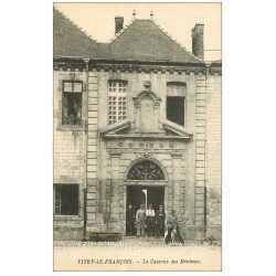 carte postale ancienne 51 VITRY-LE-FRANCOIS. Caserne des Minîmes Chien et Militaires