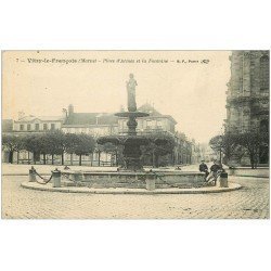 carte postale ancienne 51 VITRY-LE-FRANCOIS. Fontaine Place d'Armes 1919. Pli coin