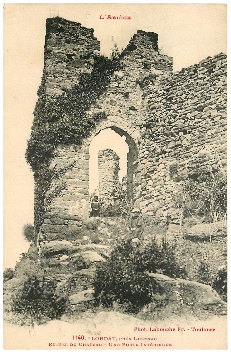 09 LORDAT. Gamins à la Porte et Ruines du Château