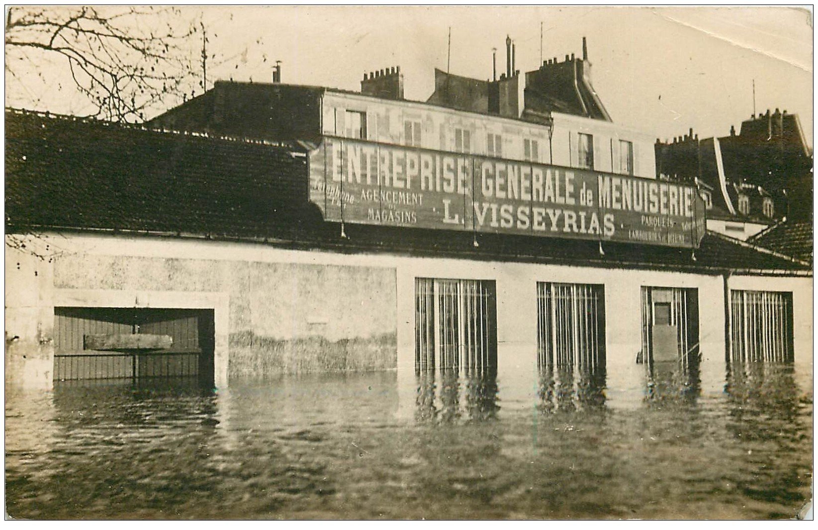 42 LE COTEAU. Carte Photo rare Entreprise Menuiserie Visseyrias inondations de 1907