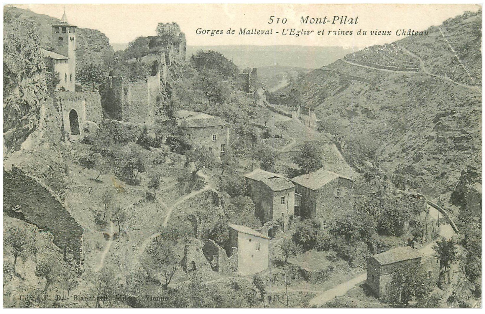 carte postale ancienne 42 MONT-PILAT. Eglise et Château Gorges Malleval vers 1909