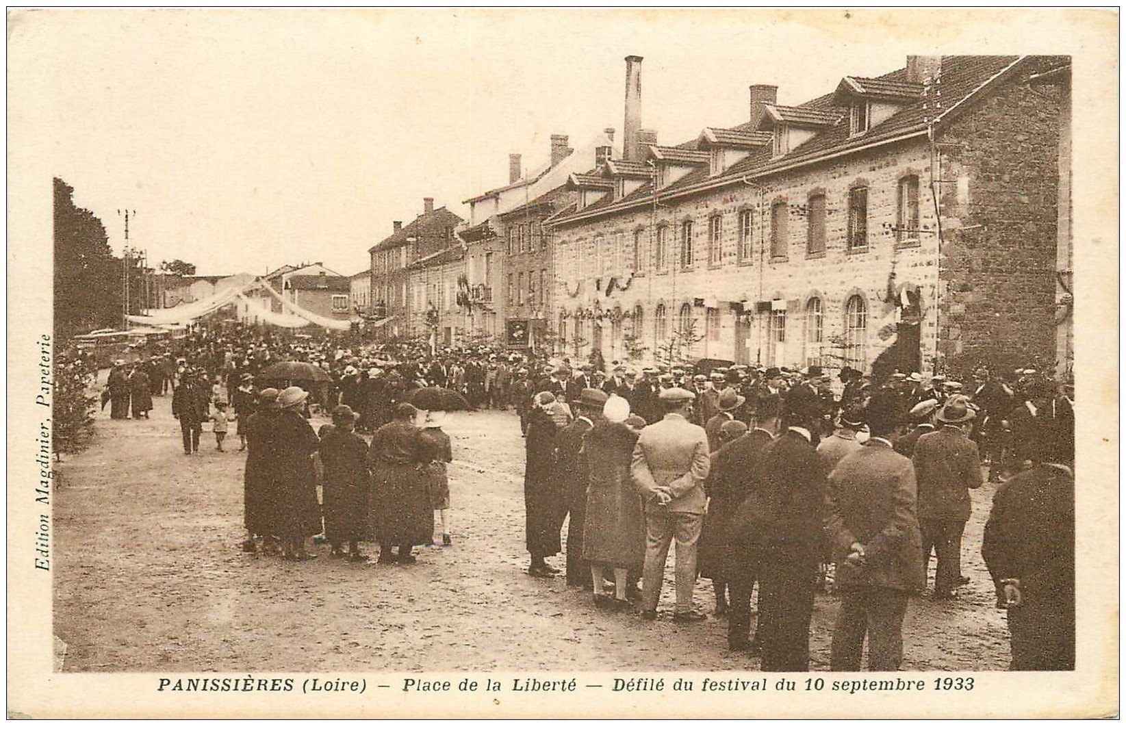 carte postale ancienne 42 PANISSIERES. Défilé Festival 1933 Place de la Liberté