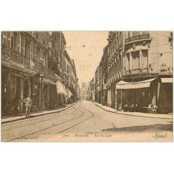 carte postale ancienne 42 ROANNE. Rue du Lycée Café Helvétique et de l'Union vers 1919