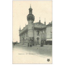 carte postale ancienne 43 YSSINGEAUX. Hôtel de Ville et Café Gibert vers 1900