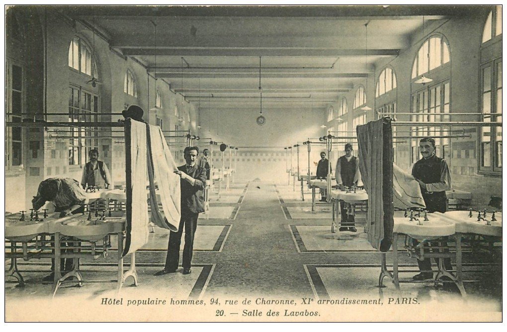 carte postale ancienne 75 PARIS 11. Hôtel populaire hommes 94 rue de Charonne. Salle des Lavabos 1917