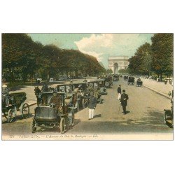 carte postale ancienne 75 PARIS. Fiacres et file de Taxis Avenue du Bois de Boulogne. Agent de Police vers 1910