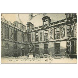 PARIS 04. Musée Carnavalet avec Laveur de vitres