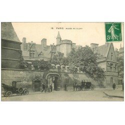 PARIS 04. Musée Cluny. Voiture et Fiacre