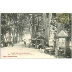 09 USSAT-les-BAINS. Vendeuse Cartes Postales et journaux à l'Entrée du Parc 1917