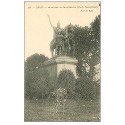 carte postale ancienne PARIS 04. Statue Charlemagne Parvis Notre-Dame vers 1900