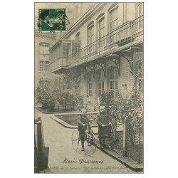 carte postale ancienne PARIS 05. Cour Jardin Laboratoire à la Sorbonne. Enfants Tricycle animal et Cerceau 1908