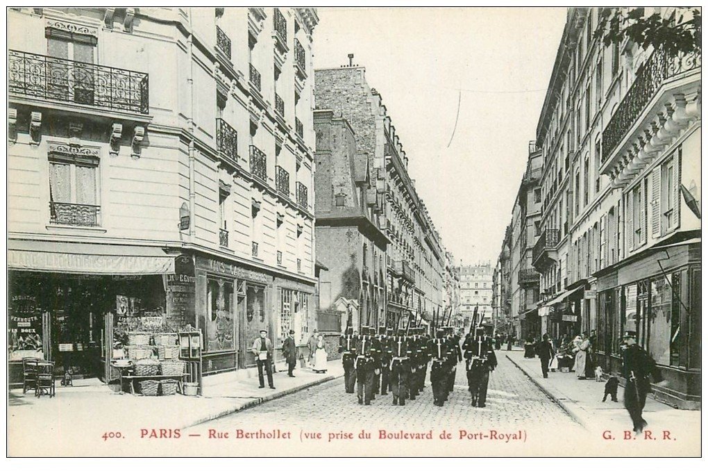 PARIS 05. Parade Militaires Rue Berthollet