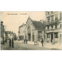 10 BAR-SUR-AUBE. Les Halles et Café de l'Europe